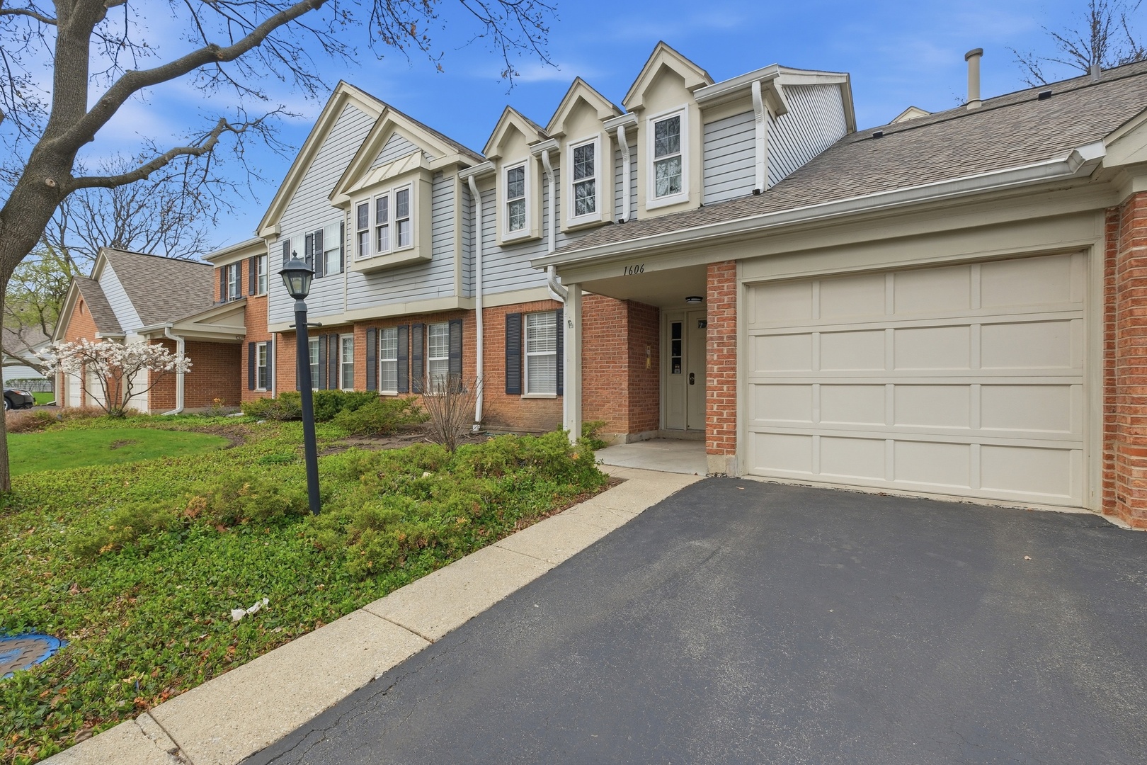 1606 PENNSBURY Court #C2, Wheeling, IL 60090