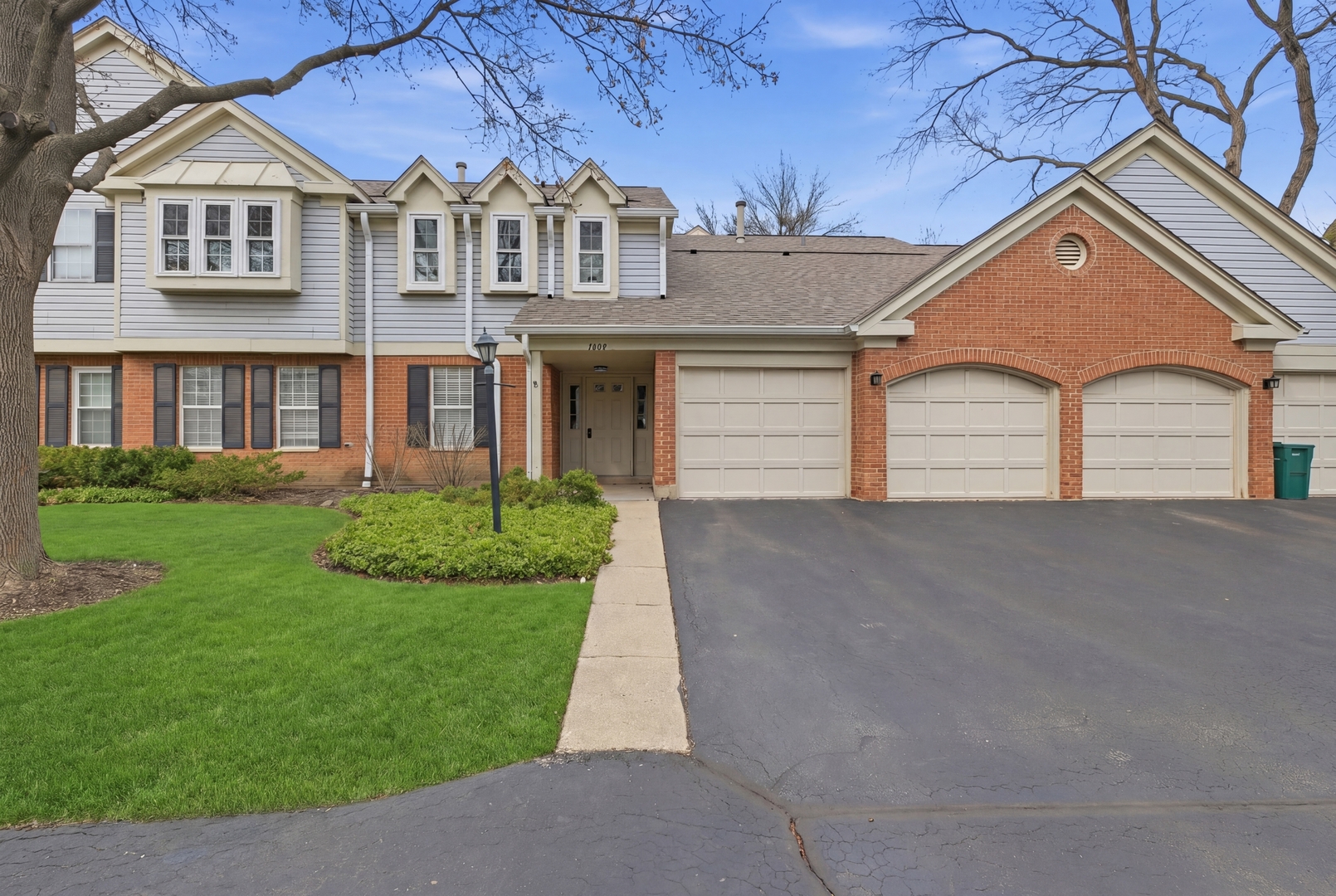 1606 PENNSBURY Court #C2, Wheeling, IL 60090