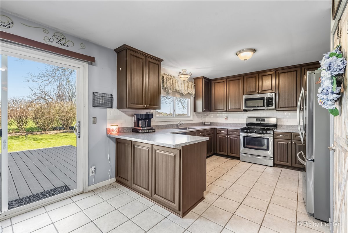 1097 Amberwood Drive, Crystal Lake, IL 60014