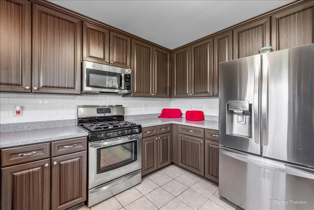 1097 Amberwood Drive, Crystal Lake, IL 60014