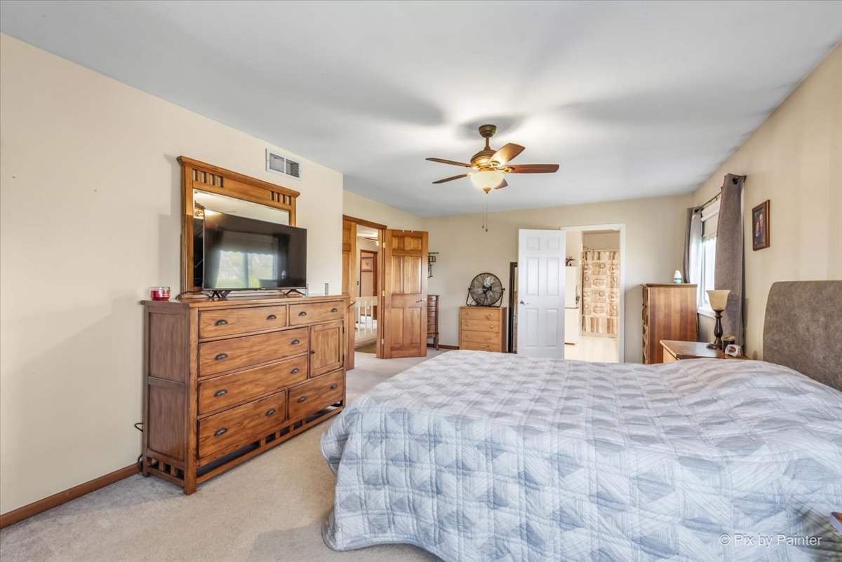 1097 Amberwood Drive, Crystal Lake, IL 60014