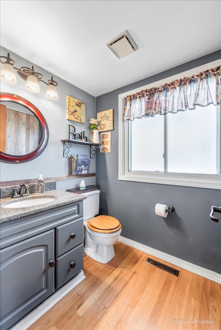 1097 Amberwood Drive, Crystal Lake, IL 60014