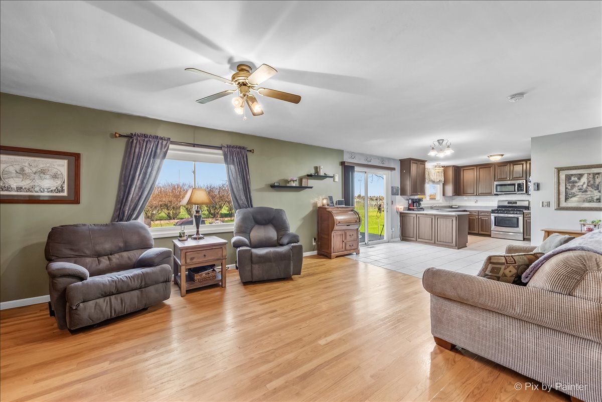 1097 Amberwood Drive, Crystal Lake, IL 60014