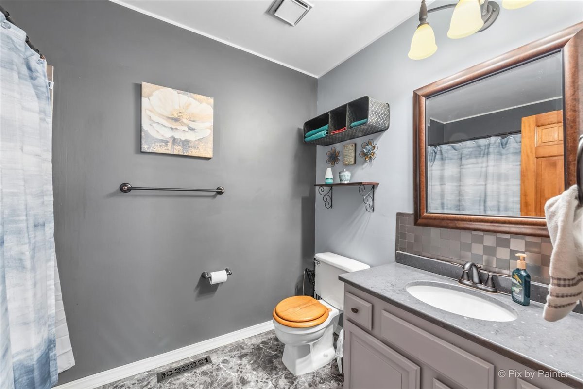 1097 Amberwood Drive, Crystal Lake, IL 60014