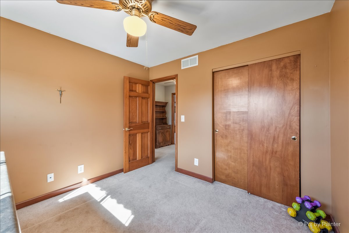 1097 Amberwood Drive, Crystal Lake, IL 60014