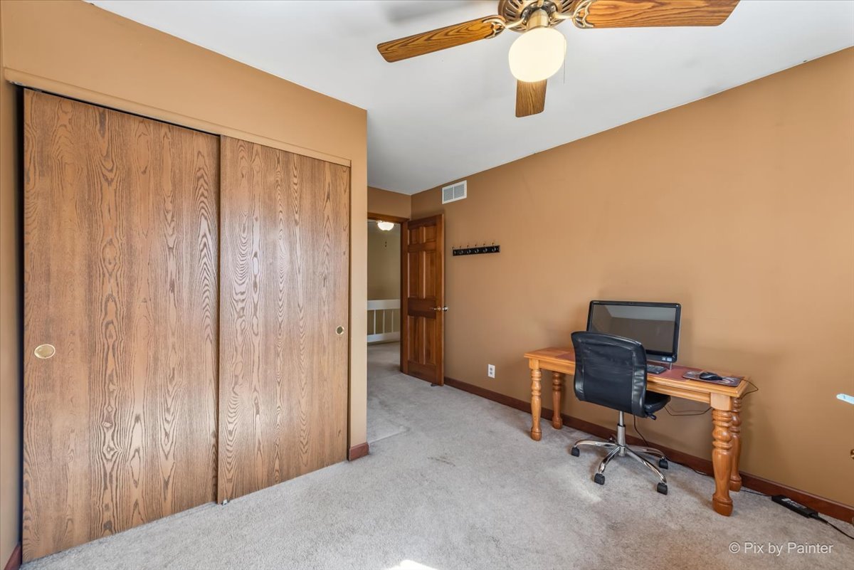 1097 Amberwood Drive, Crystal Lake, IL 60014