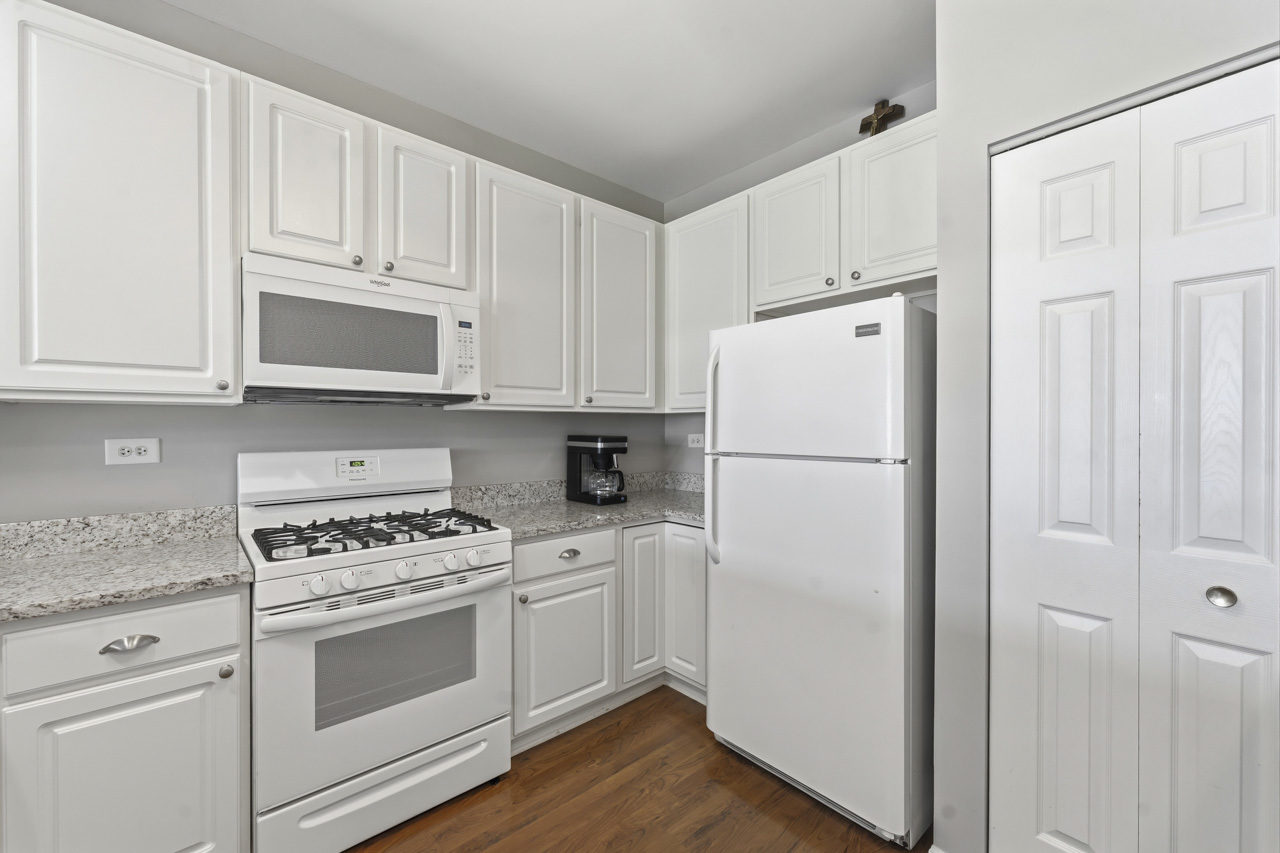 913 Genesee Drive, Naperville, IL 60563