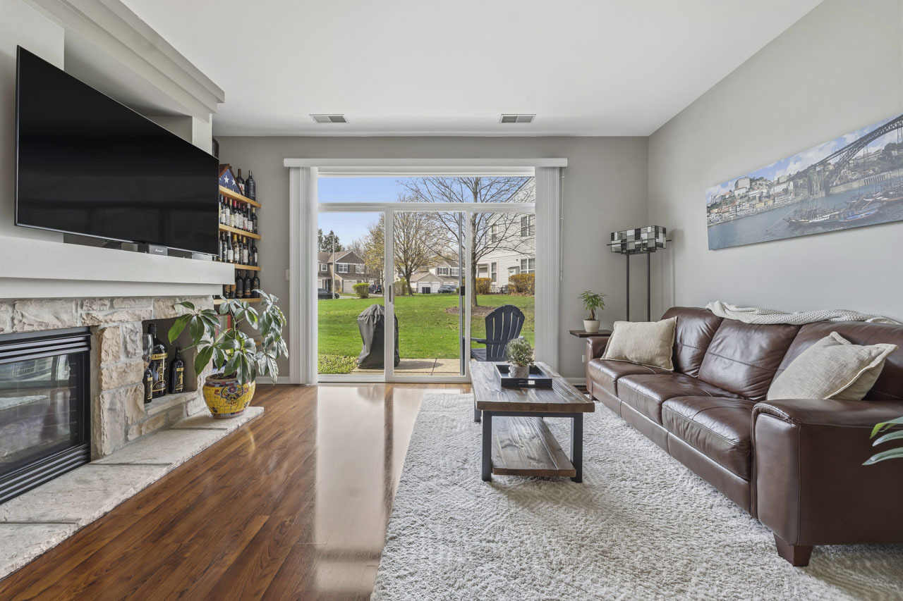 913 Genesee Drive, Naperville, IL 60563