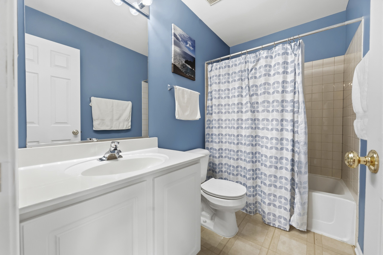 913 Genesee Drive, Naperville, IL 60563