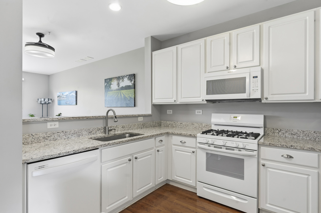 913 Genesee Drive, Naperville, IL 60563