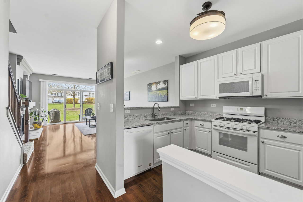 913 Genesee Drive, Naperville, IL 60563