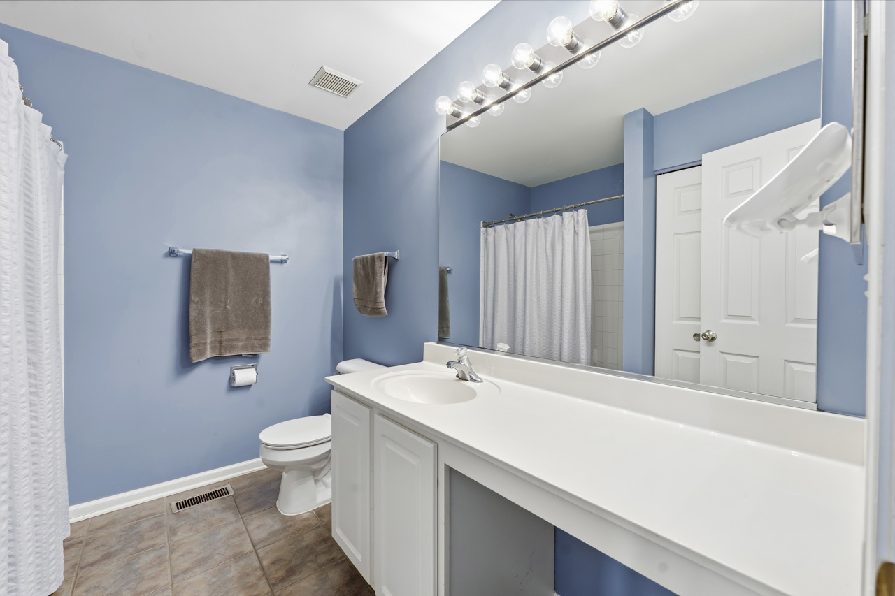 913 Genesee Drive, Naperville, IL 60563