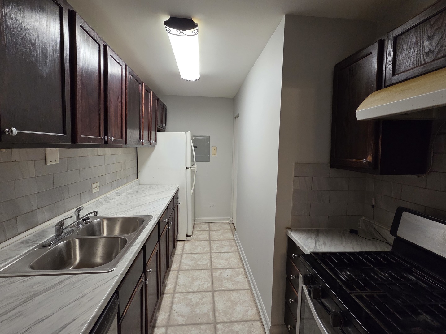 212 Shorewood Drive #2D, Glendale Heights, IL 60139