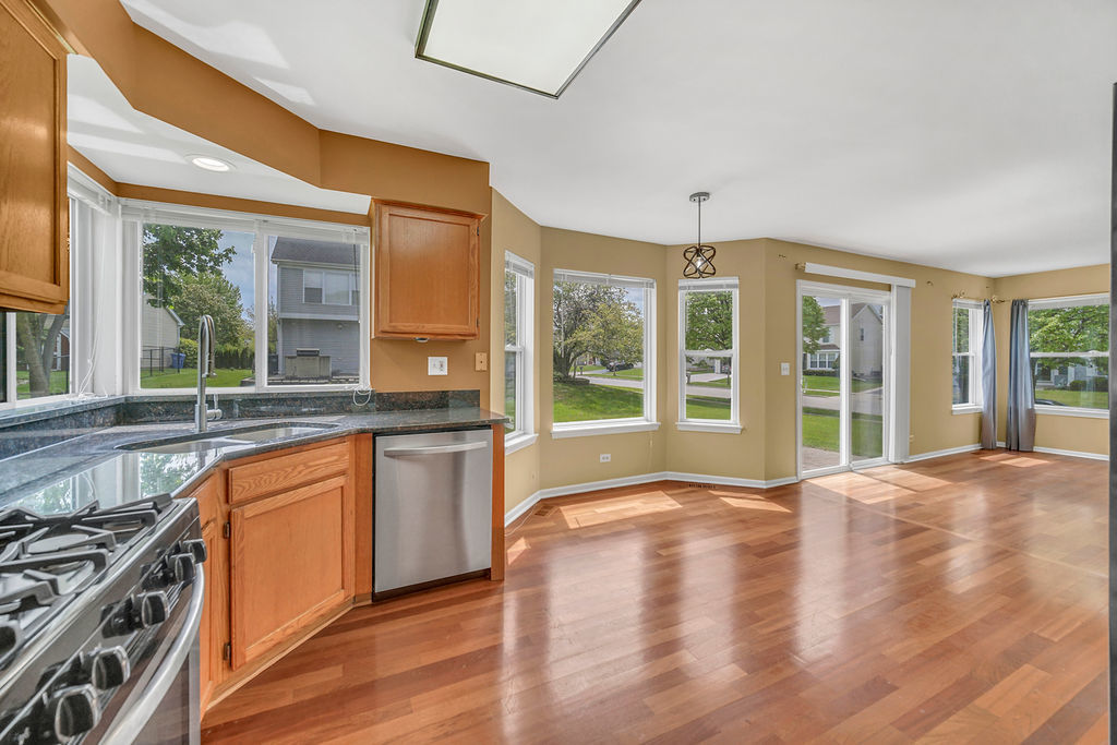 1201 Mayfair Drive, Carpentersville, IL 60110