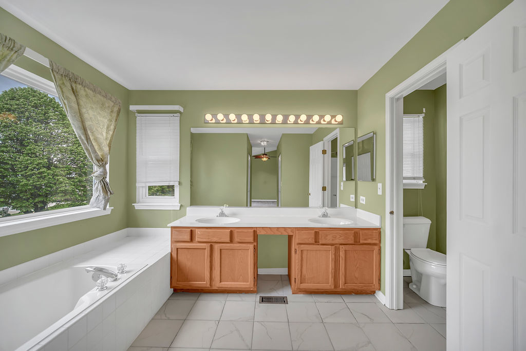 1201 Mayfair Drive, Carpentersville, IL 60110