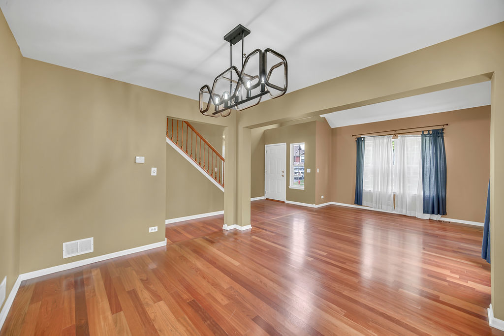 1201 Mayfair Drive, Carpentersville, IL 60110