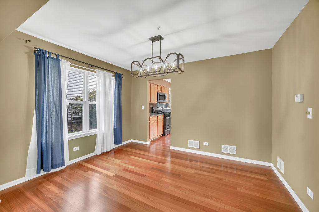 1201 Mayfair Drive, Carpentersville, IL 60110