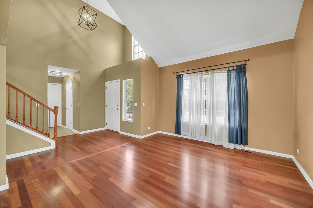 1201 Mayfair Drive, Carpentersville, IL 60110
