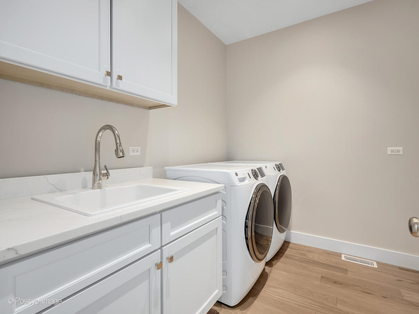 225 Burlington Avenue #TH1, Clarendon Hills, IL 60514