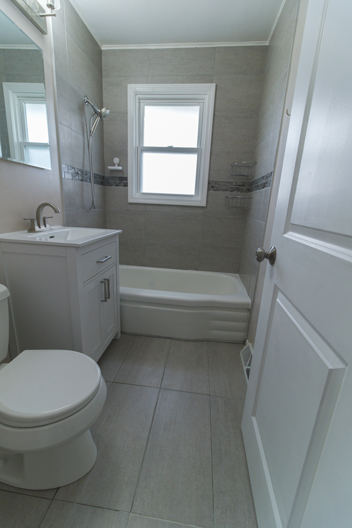 2414 Deerpath Drive, Lindenhurst, IL 60046