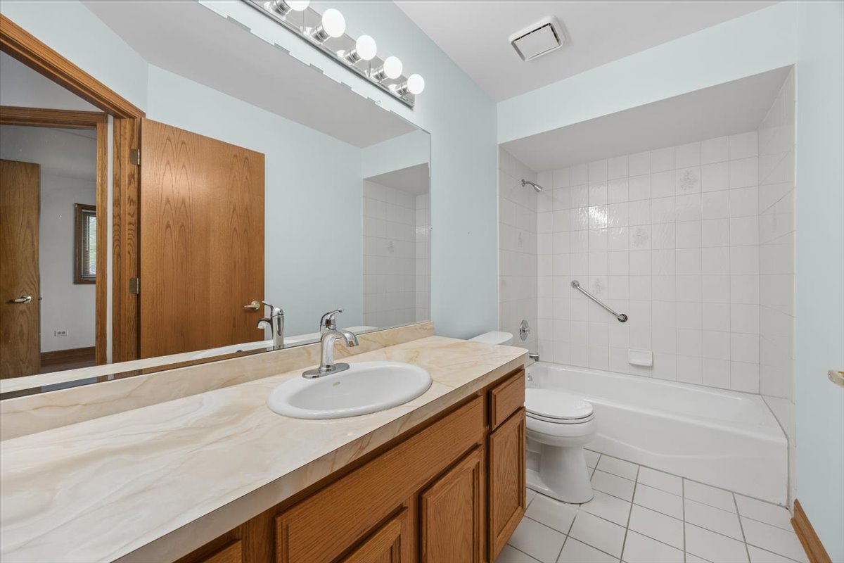 16101 Lake Villa Avenue, Tinley Park, IL 60477