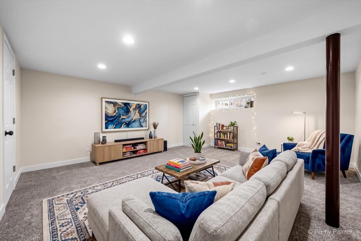 7042 N Washtenaw Avenue, Chicago, IL 60645