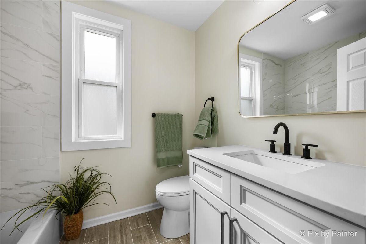 7042 N Washtenaw Avenue, Chicago, IL 60645