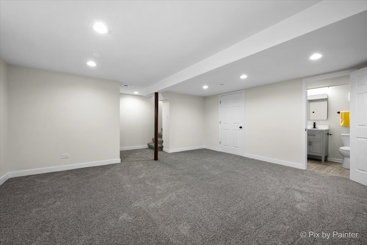 7042 N Washtenaw Avenue, Chicago, IL 60645