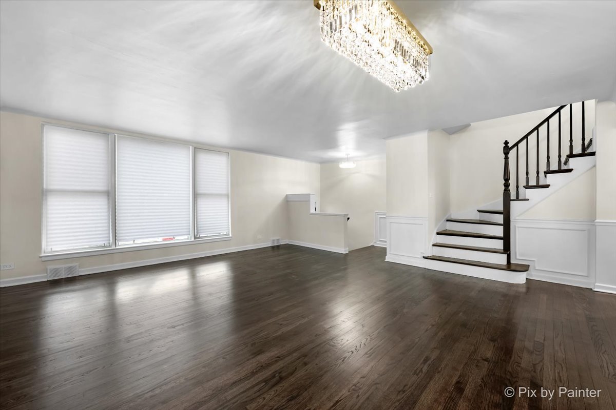 7042 N Washtenaw Avenue, Chicago, IL 60645