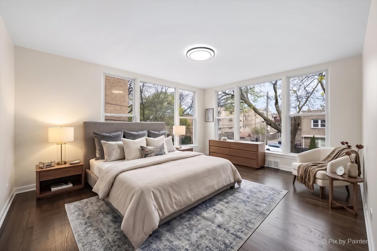 7042 N Washtenaw Avenue, Chicago, IL 60645