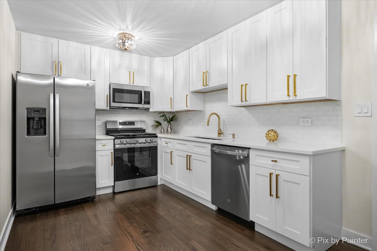 7042 N Washtenaw Avenue, Chicago, IL 60645