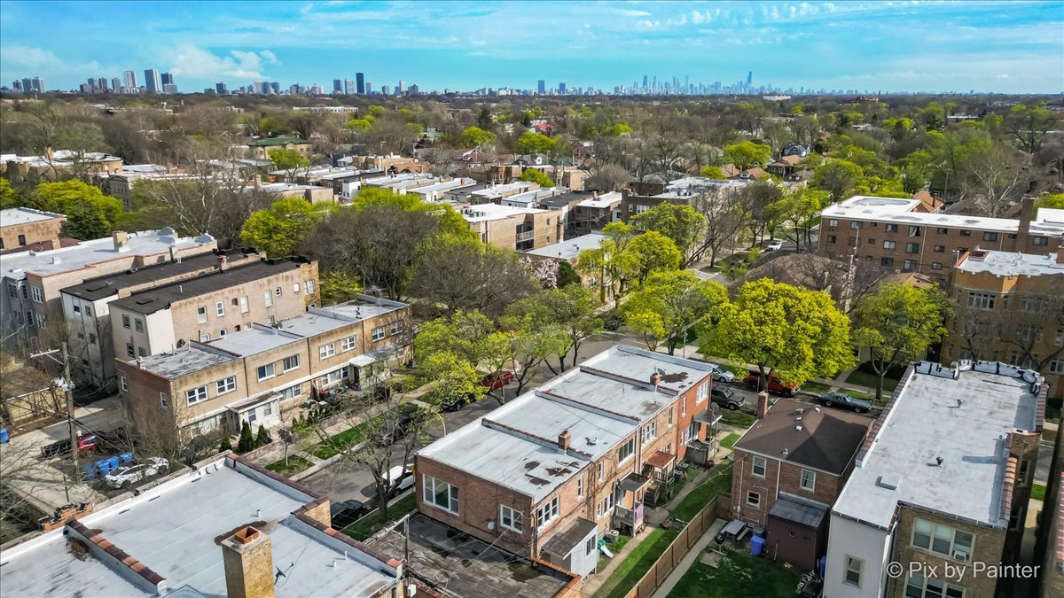 7042 N Washtenaw Avenue, Chicago, IL 60645