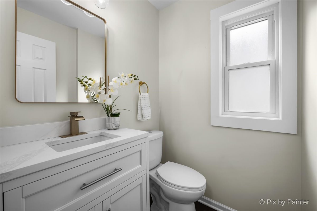 7042 N Washtenaw Avenue, Chicago, IL 60645