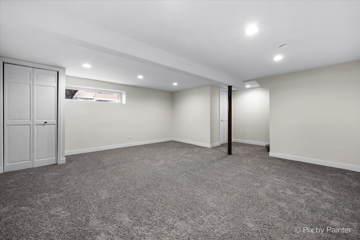 7042 N Washtenaw Avenue, Chicago, IL 60645