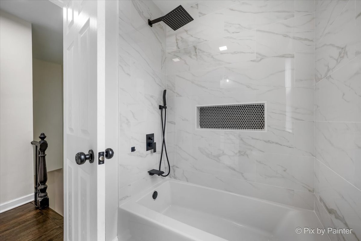 7042 N Washtenaw Avenue, Chicago, IL 60645