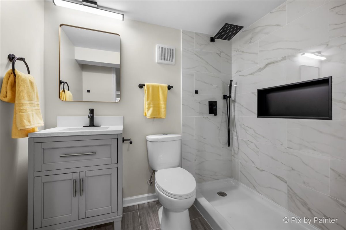 7042 N Washtenaw Avenue, Chicago, IL 60645