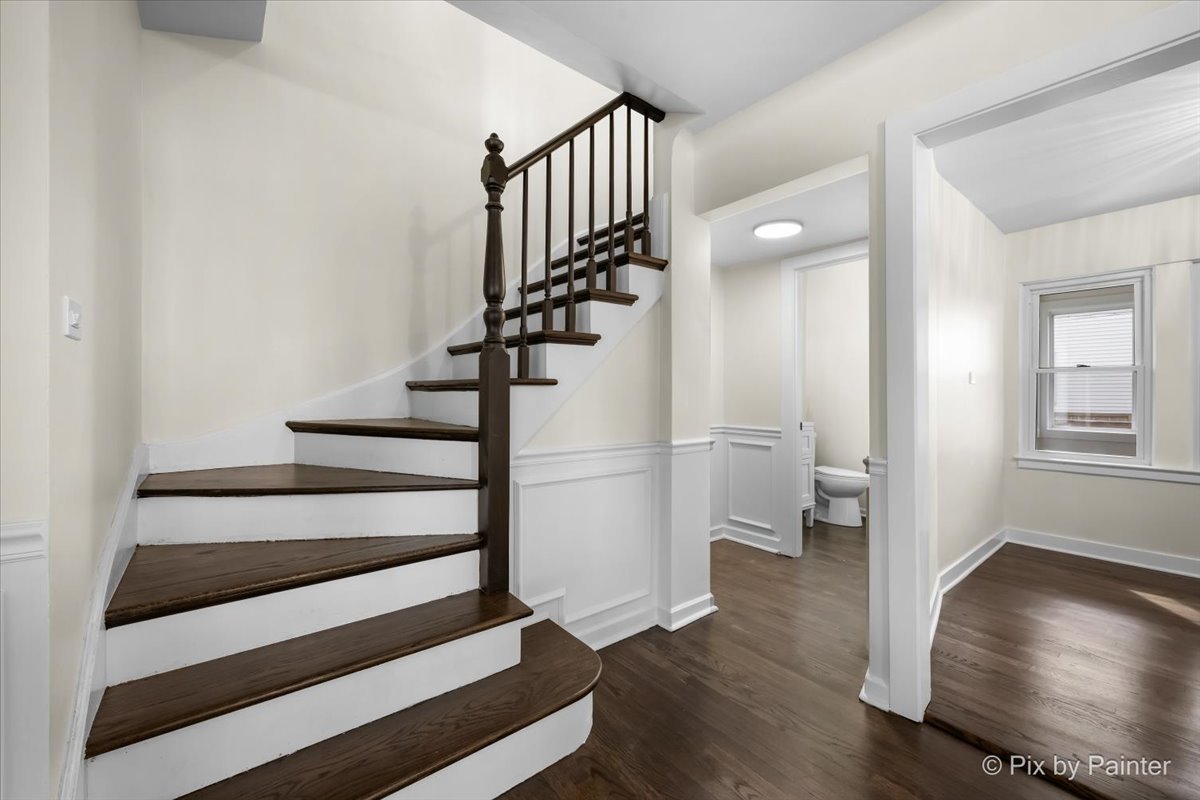 7042 N Washtenaw Avenue, Chicago, IL 60645