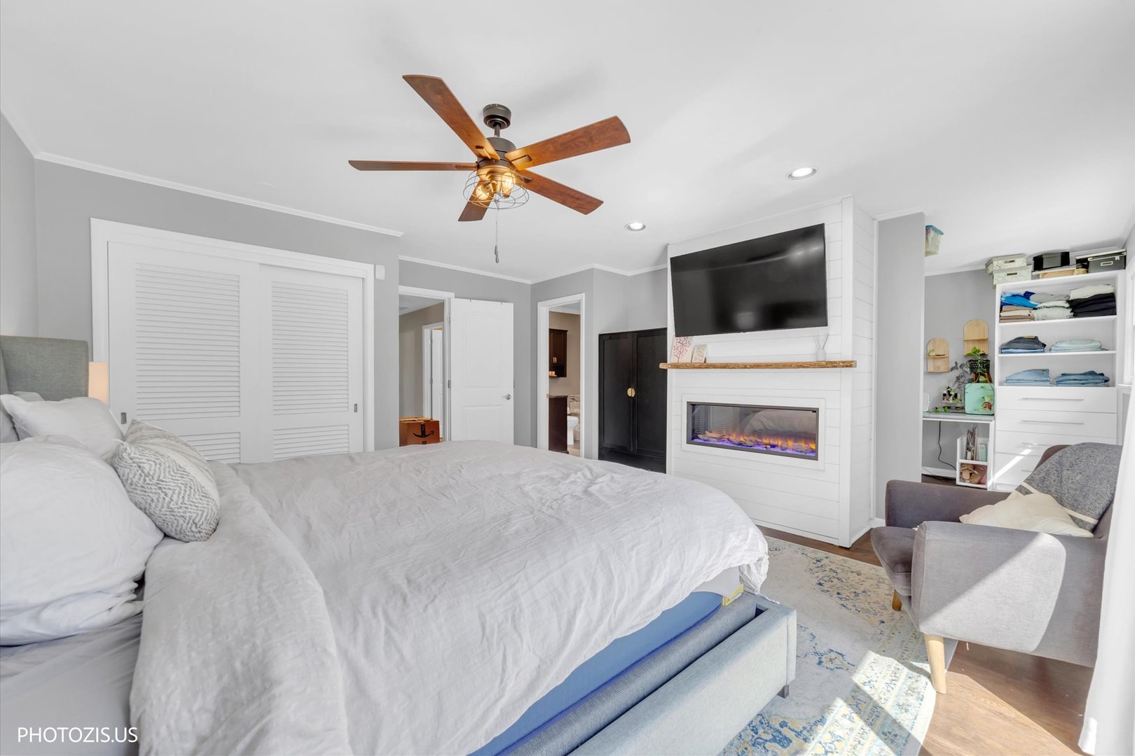 3270 Middlesax Drive, Long Grove, IL 60047