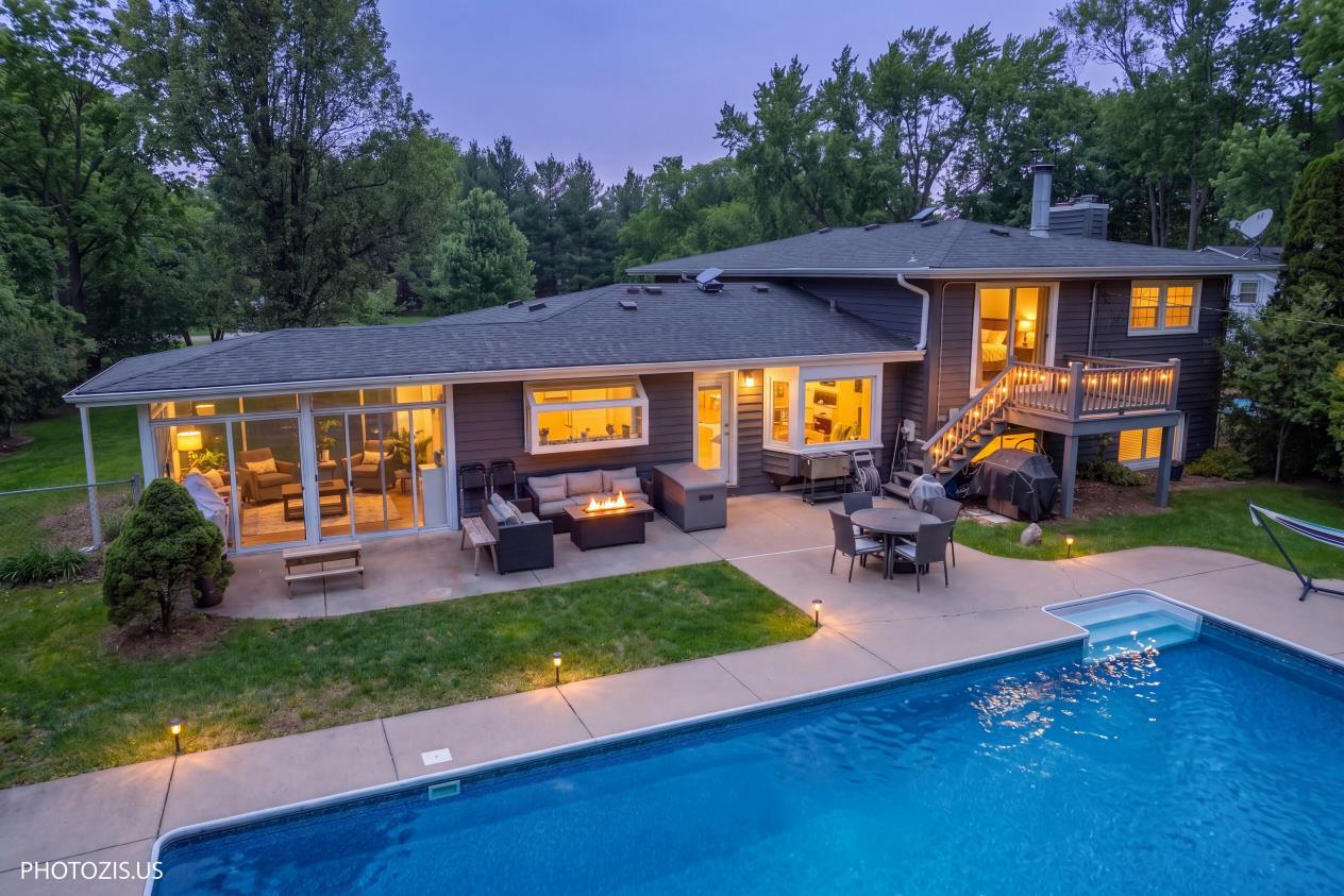 3270 Middlesax Drive, Long Grove, IL 60047