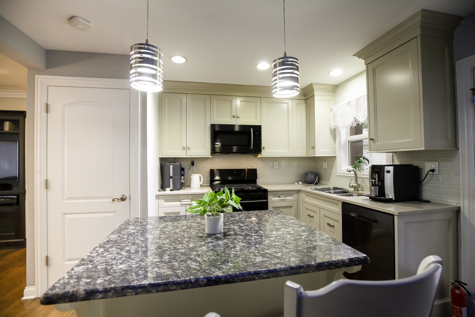 813 Parkside Court, Streamwood, IL 60107