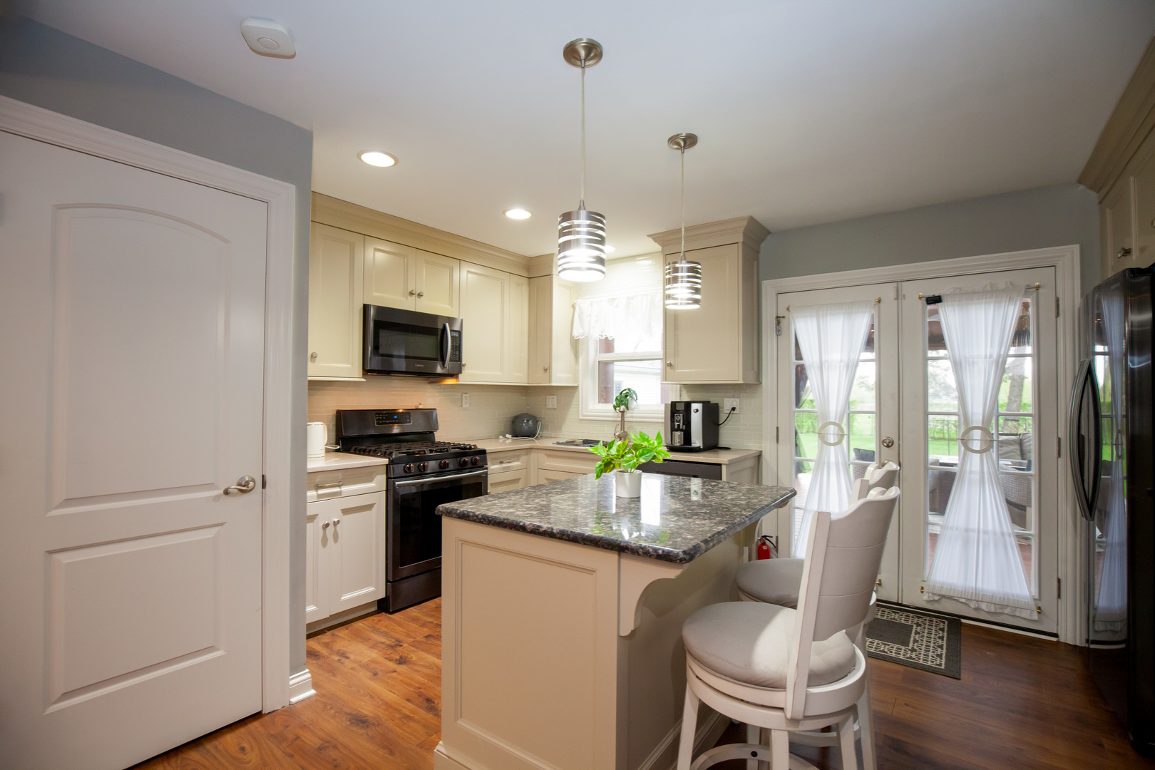 813 Parkside Court, Streamwood, IL 60107