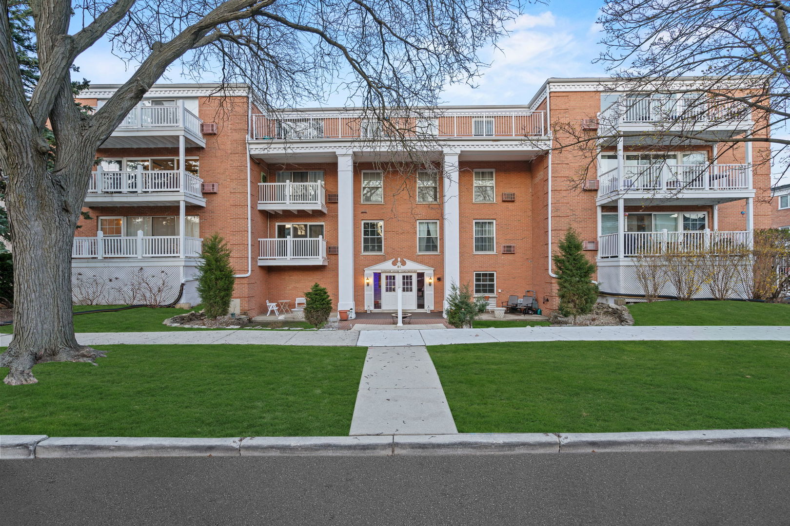 81 S 6th Avenue #202, La Grange, IL 60525