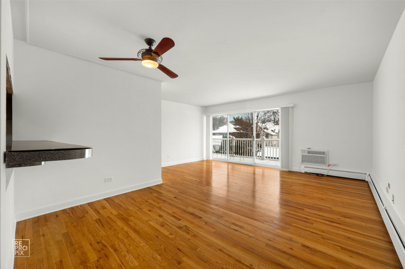 81 S 6th Avenue #202, La Grange, IL 60525