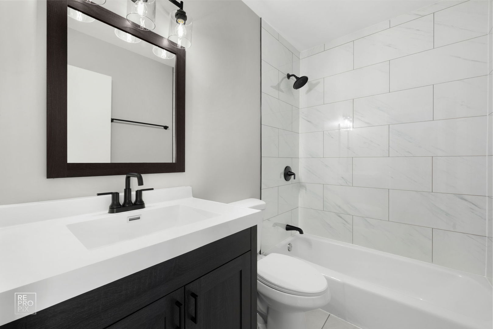 81 S 6th Avenue #202, La Grange, IL 60525