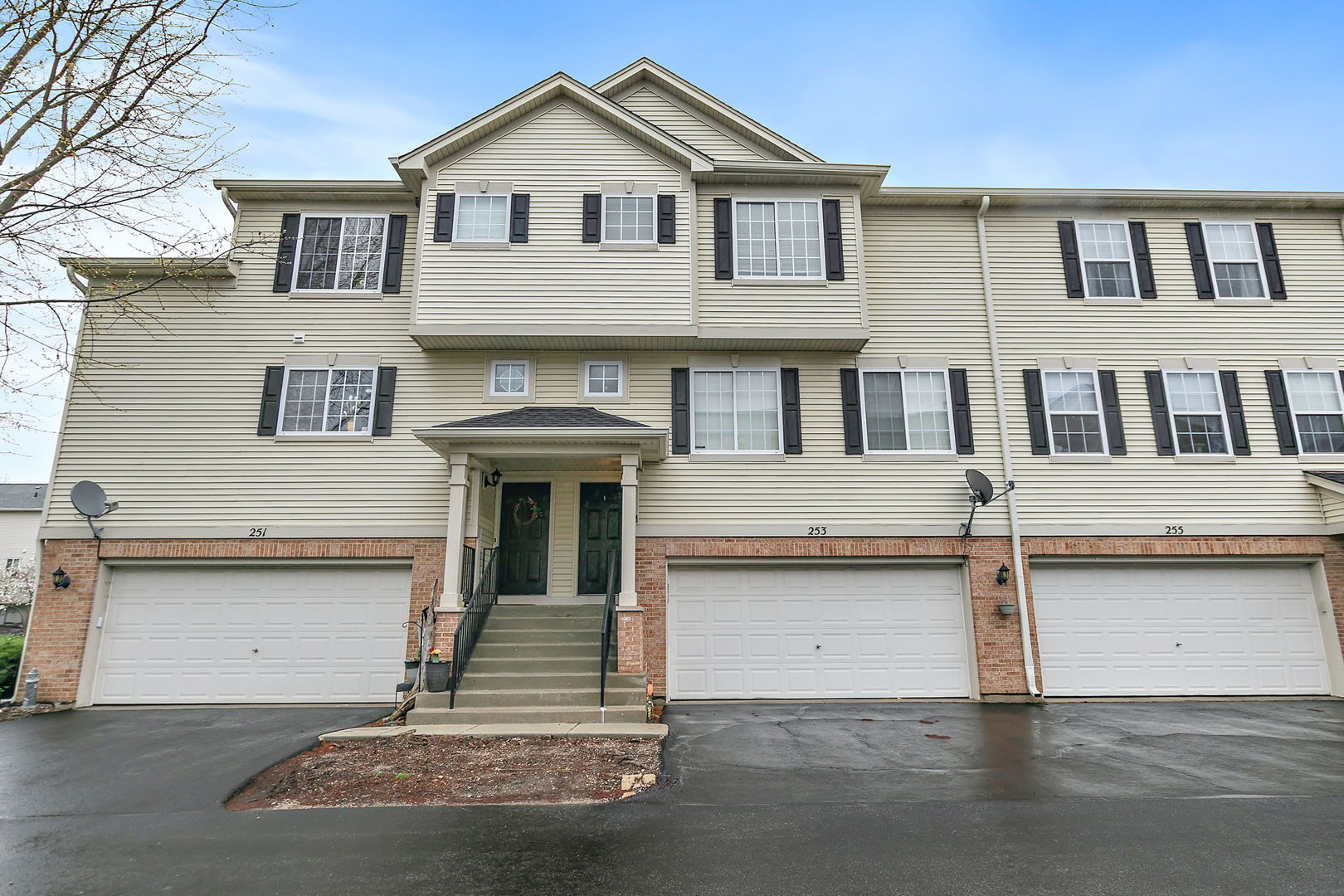 253 Evergreen Circle, Gilberts, IL 60136