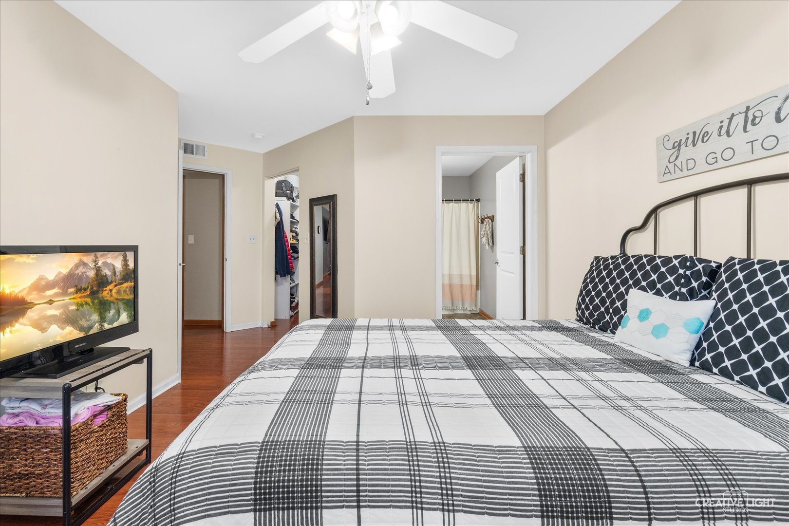 649 Lincoln Station Drive #1302, Oswego, IL 60543