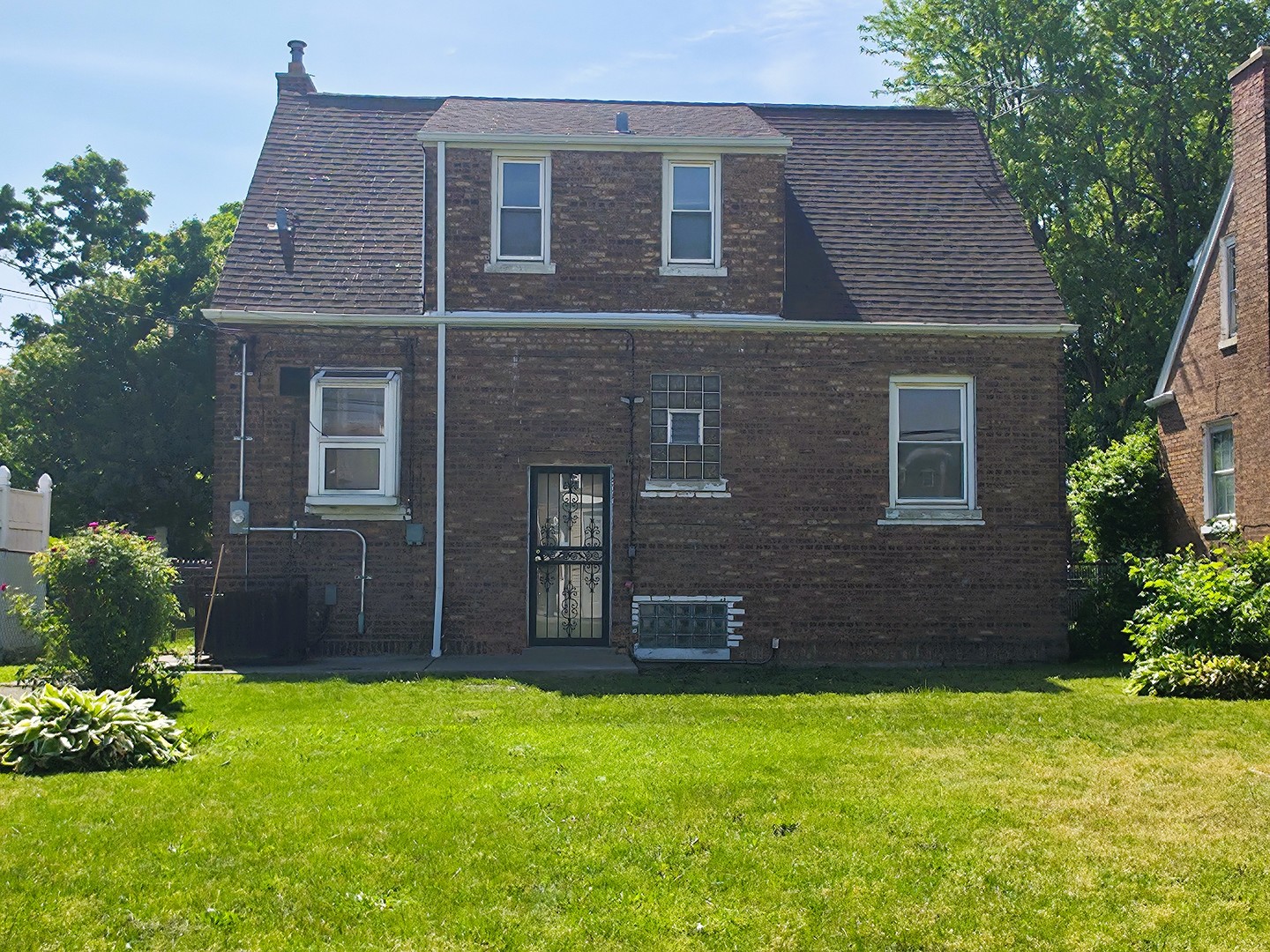 10055 S Oglesby Avenue, Chicago, IL 60617