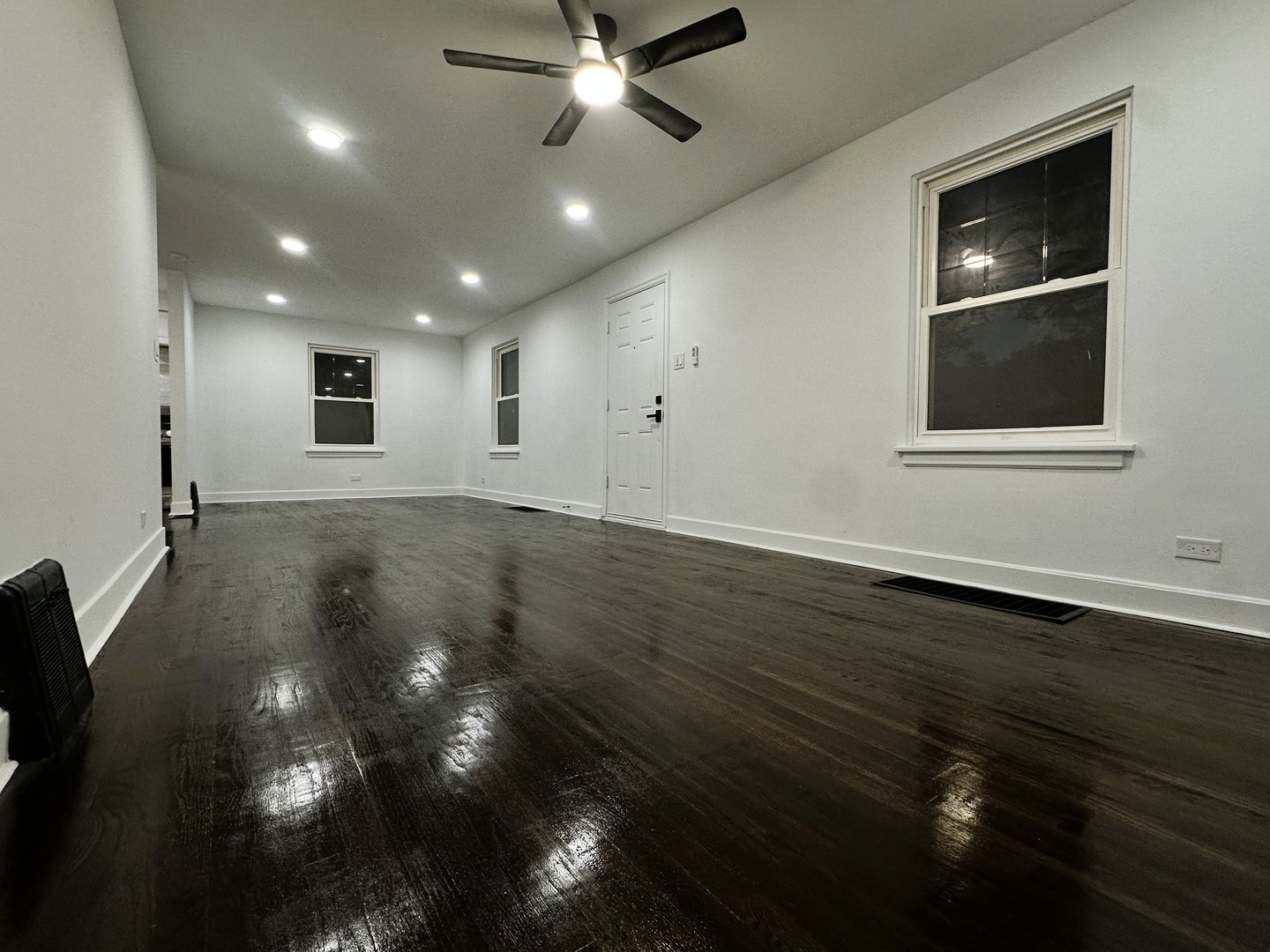 10055 S Oglesby Avenue, Chicago, IL 60617