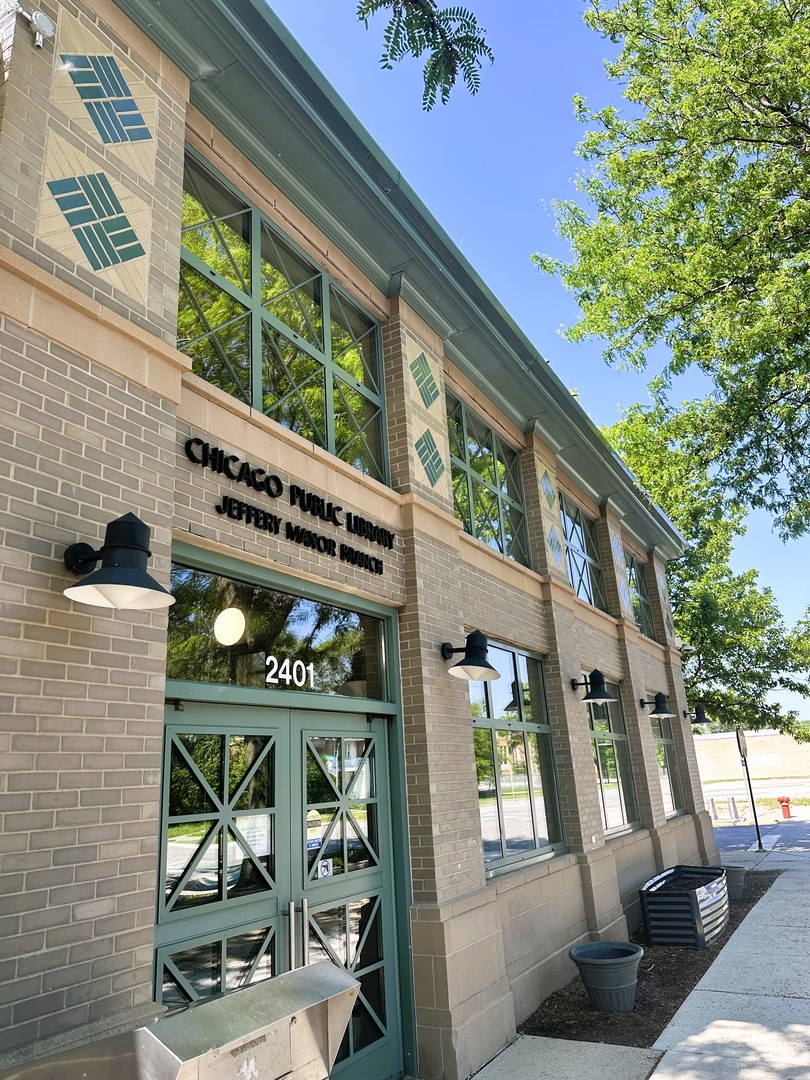 10055 S Oglesby Avenue, Chicago, IL 60617