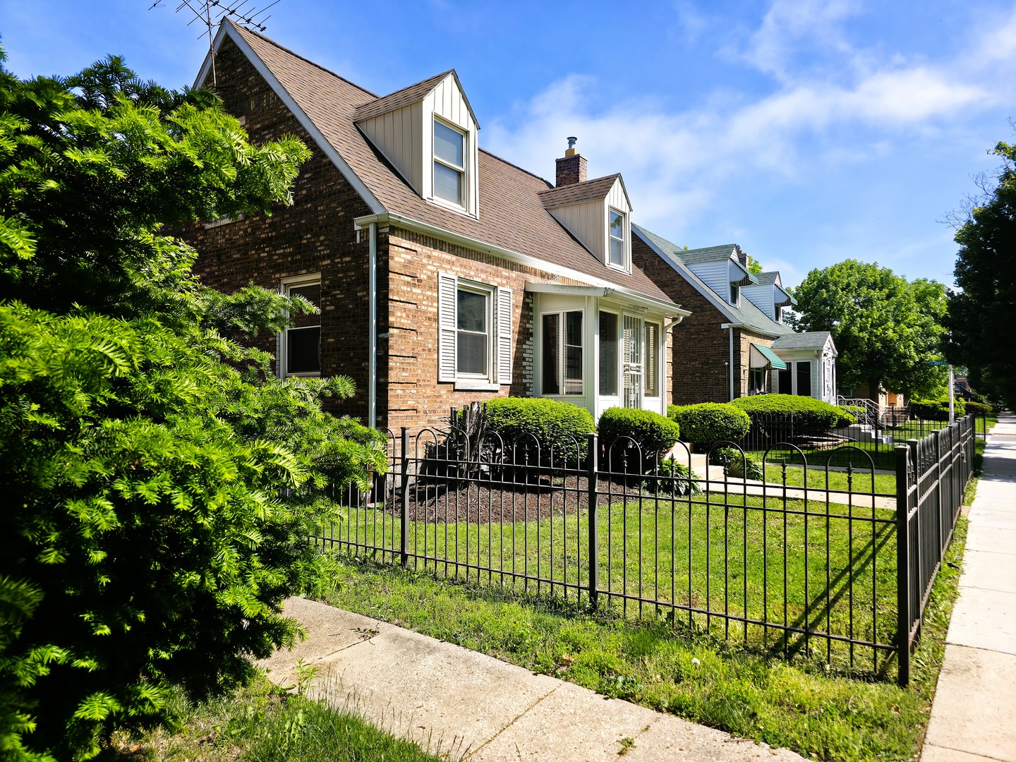 10055 S Oglesby Avenue, Chicago, IL 60617